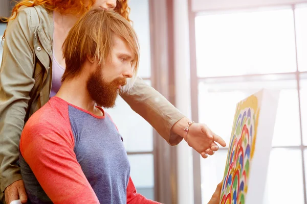 Joven pareja caucásica de pie en una galería y contemplando obras de arte —  Fotos de Stock