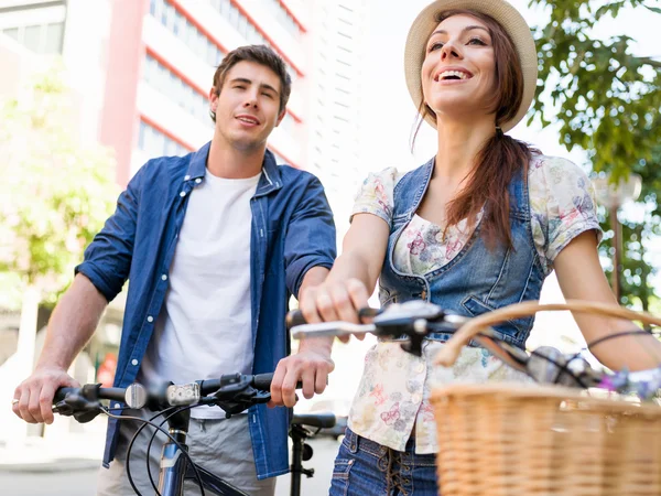 Lyckliga par i staden med cykel — Stockfoto