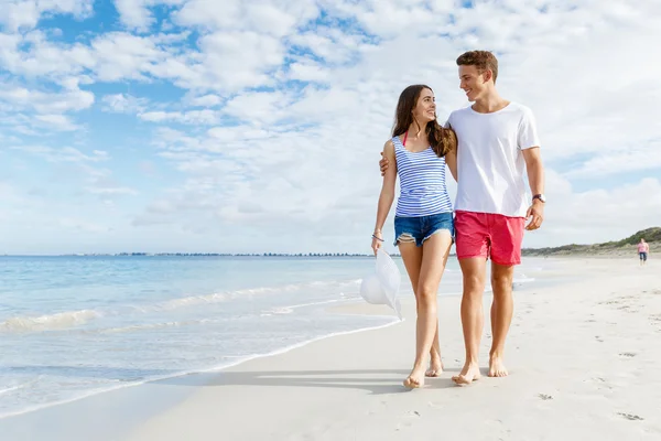 Romantique jeune couple sur la plage — Photo