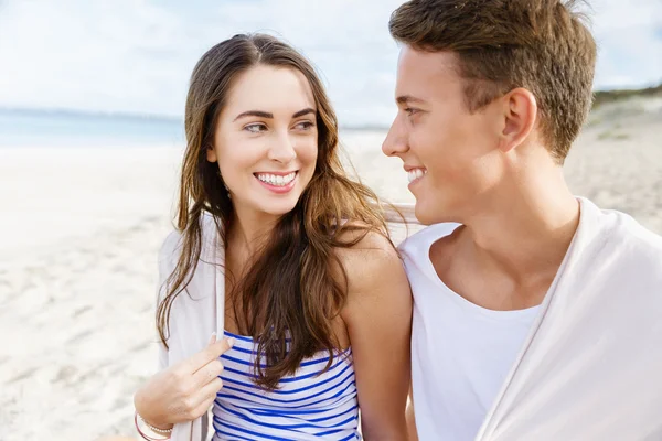 Романтична молода пара сидить на пляжі — стокове фото