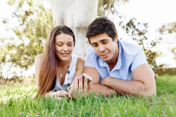 Jong stel in het park — Stockfoto