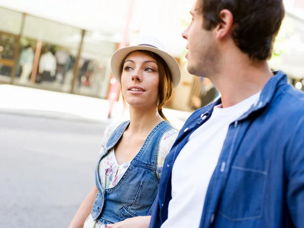 Glückliches junges Paar zu Fuß in der Stadt — Stockfoto