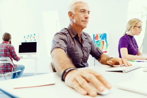 Stilig affärsman i office — Stockfoto