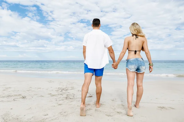 Romantique jeune couple sur la plage — Photo