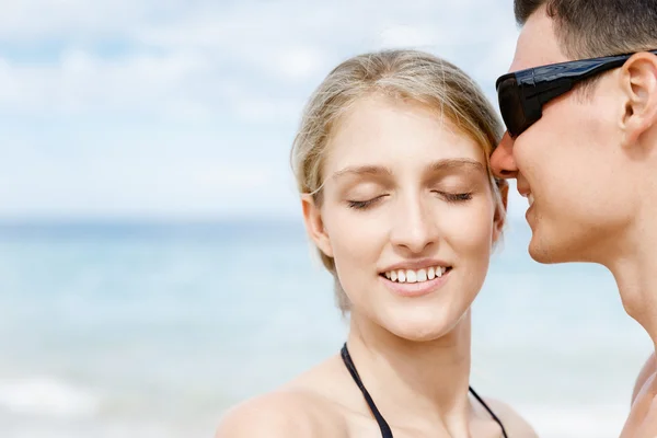 Romantikus, fiatal pár a strandon — Stock Fotó