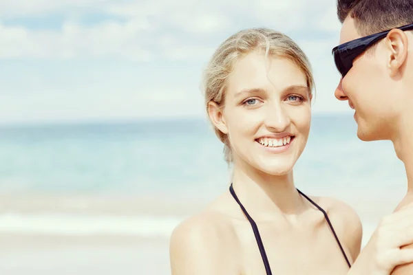 Romântico jovem casal na praia — Fotografia de Stock