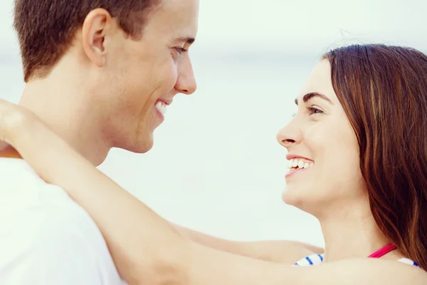 Pareja joven romántica en la playa — Foto de Stock