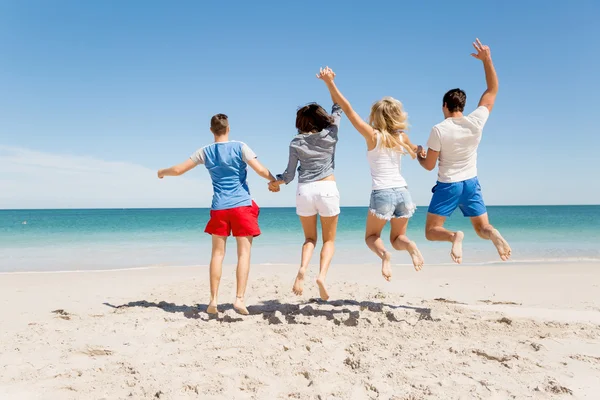 Compagnia di giovani sulla spiaggia — Foto Stock