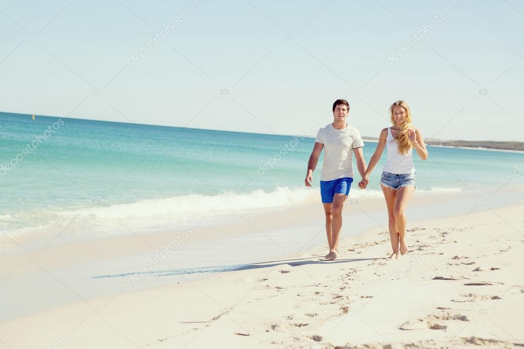 Couple De Jeune Romantique Sur La Plage Photographie