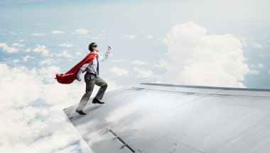 Uçan uçak kanadında