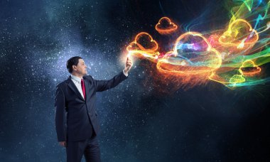 Mobil uygulama kullanarak iş adamı