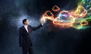 Mobil uygulama kullanarak iş adamı