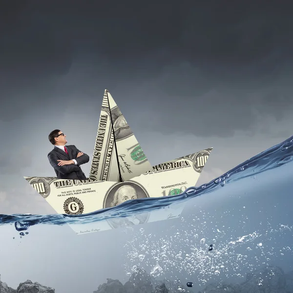 Biznesmen w łodzi z banknot Dolar — Zdjęcie stockowe