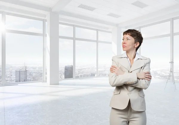 Geschäftsfrau im Büro in der obersten Etage — Stockfoto