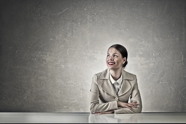 Empresária atraente sentada à mesa — Fotografia de Stock