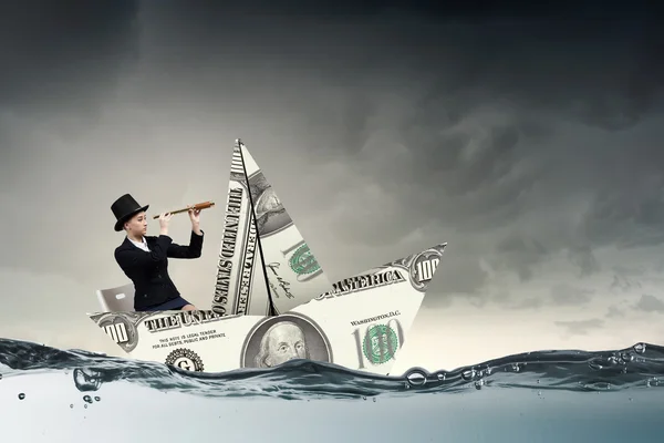 Femme d'affaires dans un bateau fait de billets en dollars — Photo