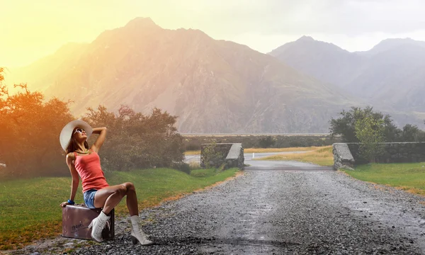 Pretty brunette retro hitchhiker — Stock Photo, Image