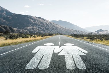 Asfalt yol üzerinde erkek ve kadın resimler