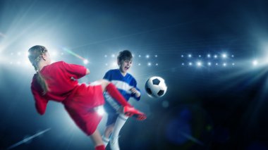 Çocuklar Futbol Stadyumu üzerinde oynamak.