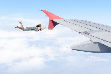 Uçan uçak kanadında