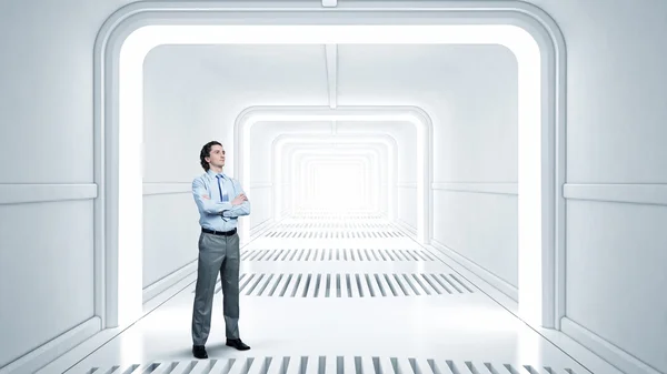 Mannen i futuristisk interiör — Stockfoto