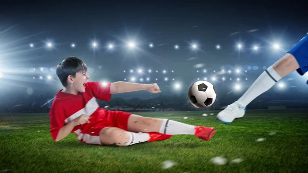 Los niños juegan al fútbol en el estadio — Foto de Stock