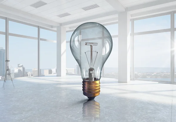 Glühbirne im modernen Büro — Stockfoto