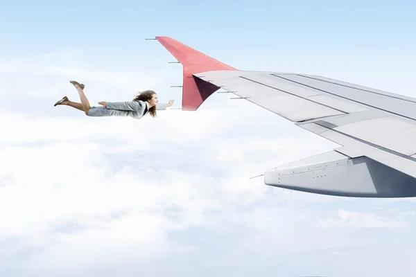 На крыле летающего самолета — стоковое фото