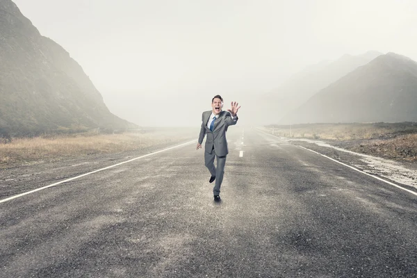 Hombre corriendo y alcanzando la mano —  Fotos de Stock