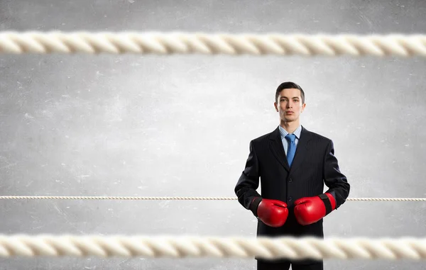 Uomo d'affari combattente in guanti da boxe — Foto Stock
