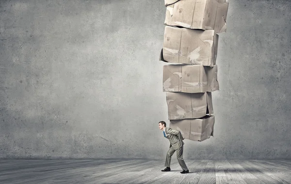 Homem transportar caixas de papelão — Fotografia de Stock
