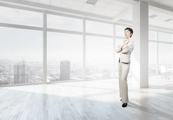 Affärskvinna i översta våningen office — Stockfoto