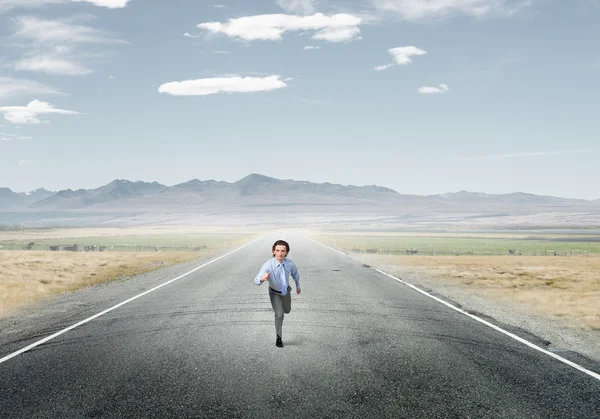 Uomo d'affari correre su strada — Foto Stock