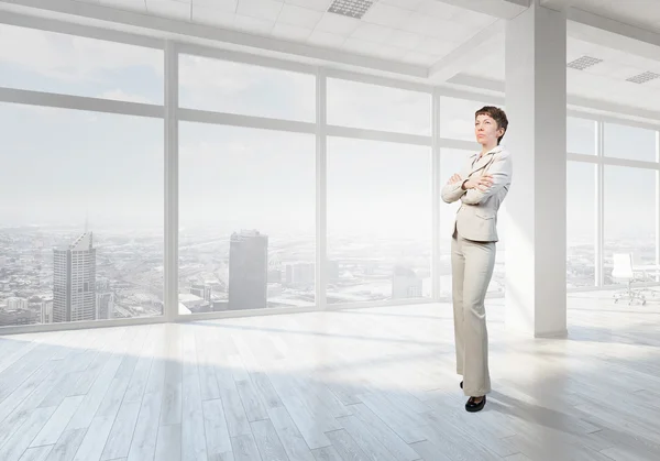 Zakenvrouw in bovenste verdieping kantoor — Stockfoto