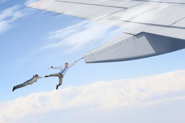 Uçan uçak kanadında