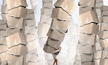 Karton Kutularda kadınla