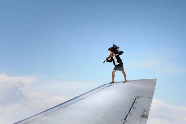 Su ala di aereo volante — Foto Stock