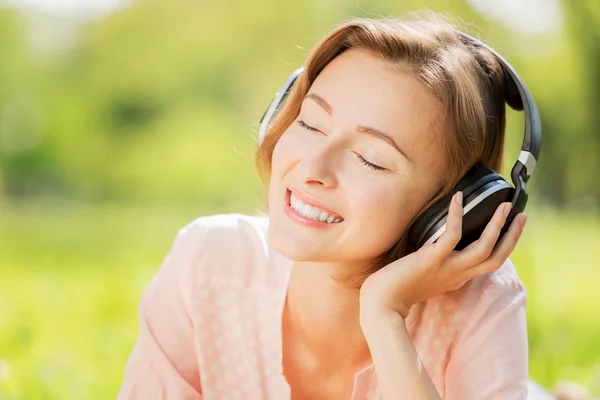 Sunny weekend in park — Stock Photo, Image