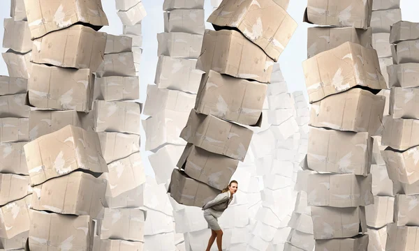 Kvinna med kartong lådor — Stockfoto
