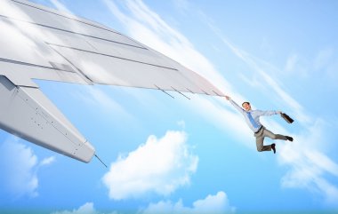Uçan uçak kanadında