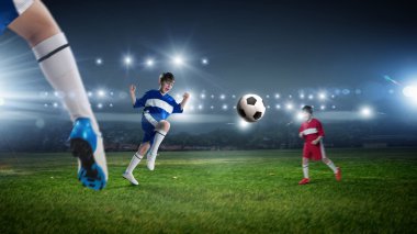 Çocuklar Futbol Stadyumu üzerinde oynamak.