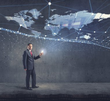 Mobil uygulama kullanarak iş adamı