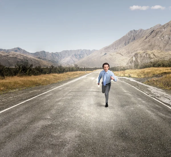 Uomo d'affari correre su strada — Foto Stock