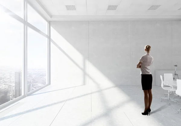 最上階オフィスの女性実業家 — ストック写真