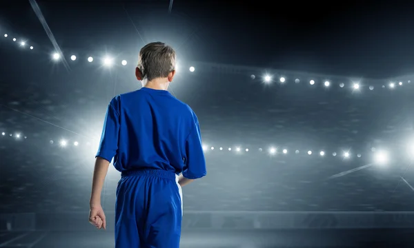 Kid voetballen op stadion — Stockfoto