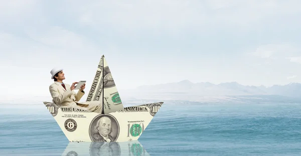 Geschäftsmann in Boot aus Dollarschein — Stockfoto