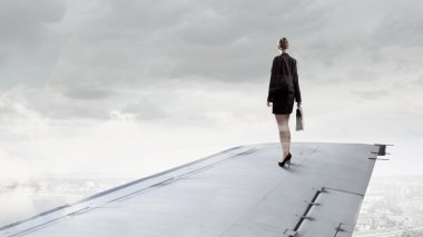 Uçan uçak kanadında