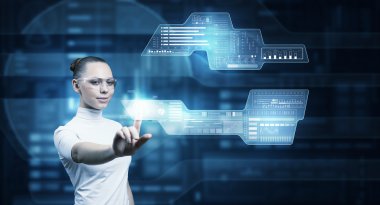 sanal ekran ile çalışan kız