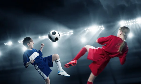 Kinderen voetballen op stadion — Stockfoto