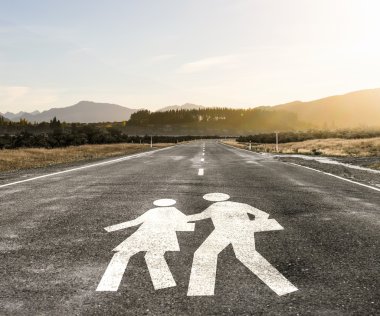 Asfalt yol üzerinde erkek ve kadın resimler